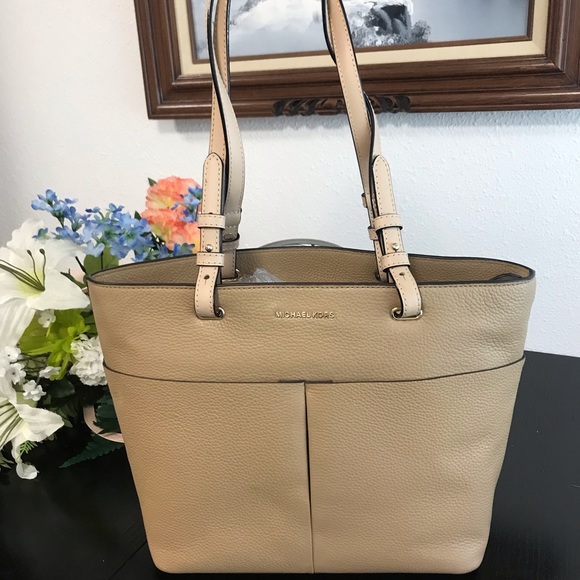 Michael Kors Bedford Medium Tote Handbag and Wallet - Picture 3 of 15